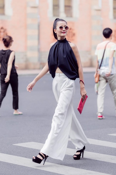 Phong cách bụi bặm với jeans rách, sơ-mi kaki và tóc đuôi ngựa.