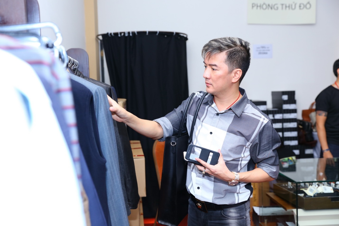 Sao Viet ru nhau di mua sam hang hieu giam gia hinh anh