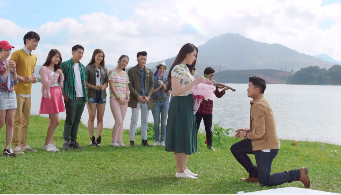 Trong Hieu bat ngo ‘to tinh’ Khanh Tien trong clip moi hinh anh