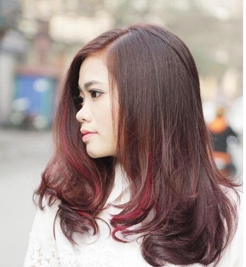 Tóc xõa xoăn nhẹ dễ kết đồ và khoe tóc khỏe, tóc đẹp.