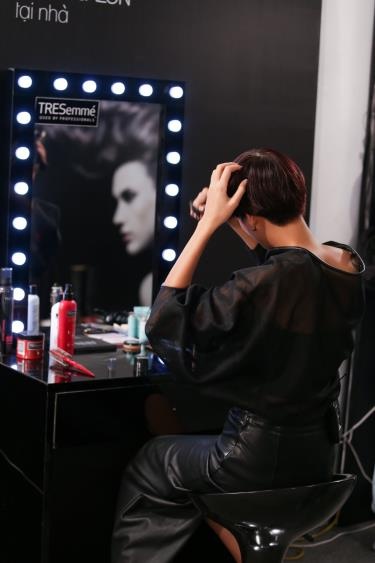 Sau khi thay đổi sang tóc bob, Nguyễn Hợp không mất nhiều thời gian tạo kiểu. Hiểu rằng phong cách đường phố cần cá tính và năng động, cô sử dụng mousse xoa lên tóc rồi đánh tóc lên với máy sấy. Nhờ vậy, mái tóc có độ phồng tự nhiên khiến Nguyễn Hợp vô cùng ưng ý.