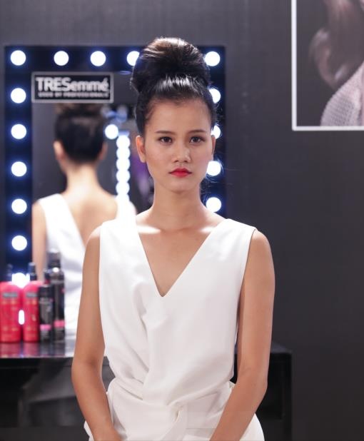 Kiểu tóc búi cao tôn lên vẻ đẹp quý phái cho bạn gái.