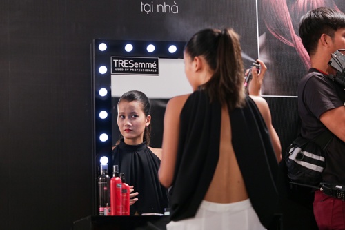 Hương Ly muốn để tóc xoã vì nghĩ phong cách đường phố cần tự nhiên, nhưng cô quên mất mái tóc dài của mình vô tình che mất phần cut-out ở sau lưng, điểm nhấn quan trọng trong bộ trang phục lần này. Sau khi được gợi ý, cuối cùng Hương Ly chọn tóc đuôi ngựa (ponytail).