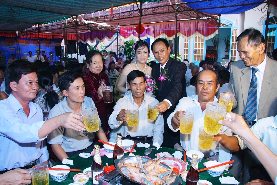 Nên làm chủ khi phải uống rượu bia.