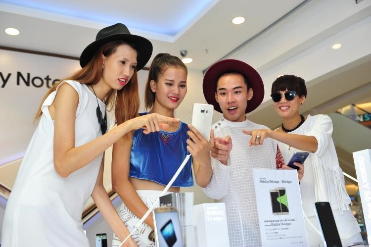  Cả 4 diện trang phục sáng màu, trẻ trung và năng động. 