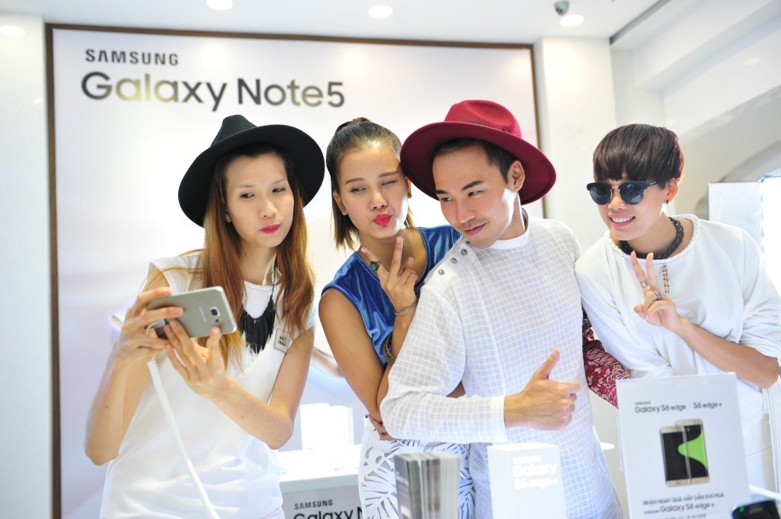 Top 4 VNTM tu tap xa stress truoc khi sang chau Au hinh anh