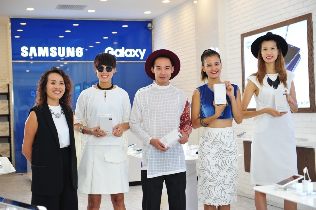  Bà Tạ Thuý Hà, Giám đốc tiếp thị ngành hàng Điện thoại di động, công ty Samsung Vina tặng chiếc điện thoại Galaxy S6 edge+ cho top 4.