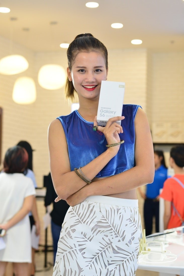 Hương Ly khoe dáng điệu đà bên món quà đặc biệt này.