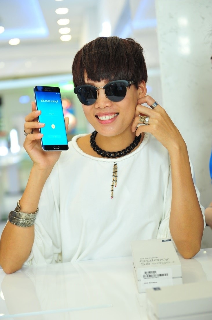 … và Nguyễn Hợp hào hứng khám phá các tính năng của smartphone đình đám.