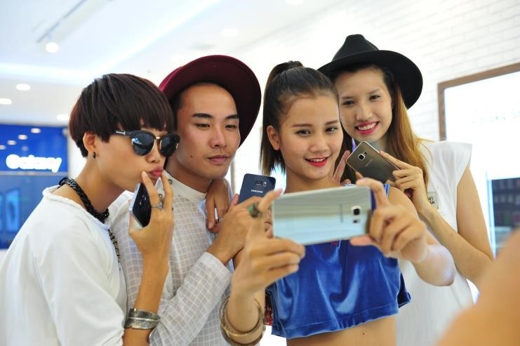    Với sự đồng hành của Galaxy S6 edge+, Top 4 Vietnam’s Next Top Model mùa 6 có thể ghi lại những trải nghiệm thú vị trong chuyến hành trình đến châu Âu sắp tới. 