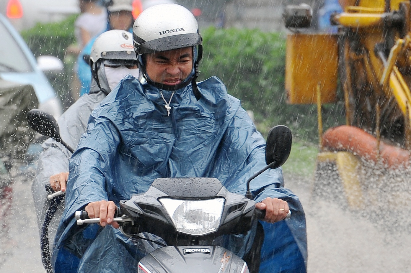 Quy tac lai xe an toan khi troi mua hinh anh