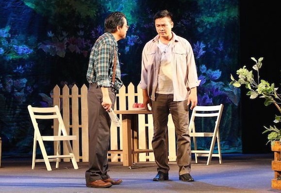 Chi Trung dien hai kich phuc vu khan gia Da Nang hinh anh