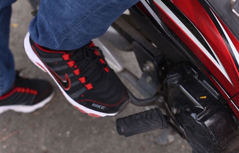 Cach no may xe de dang khi troi lanh hinh anh