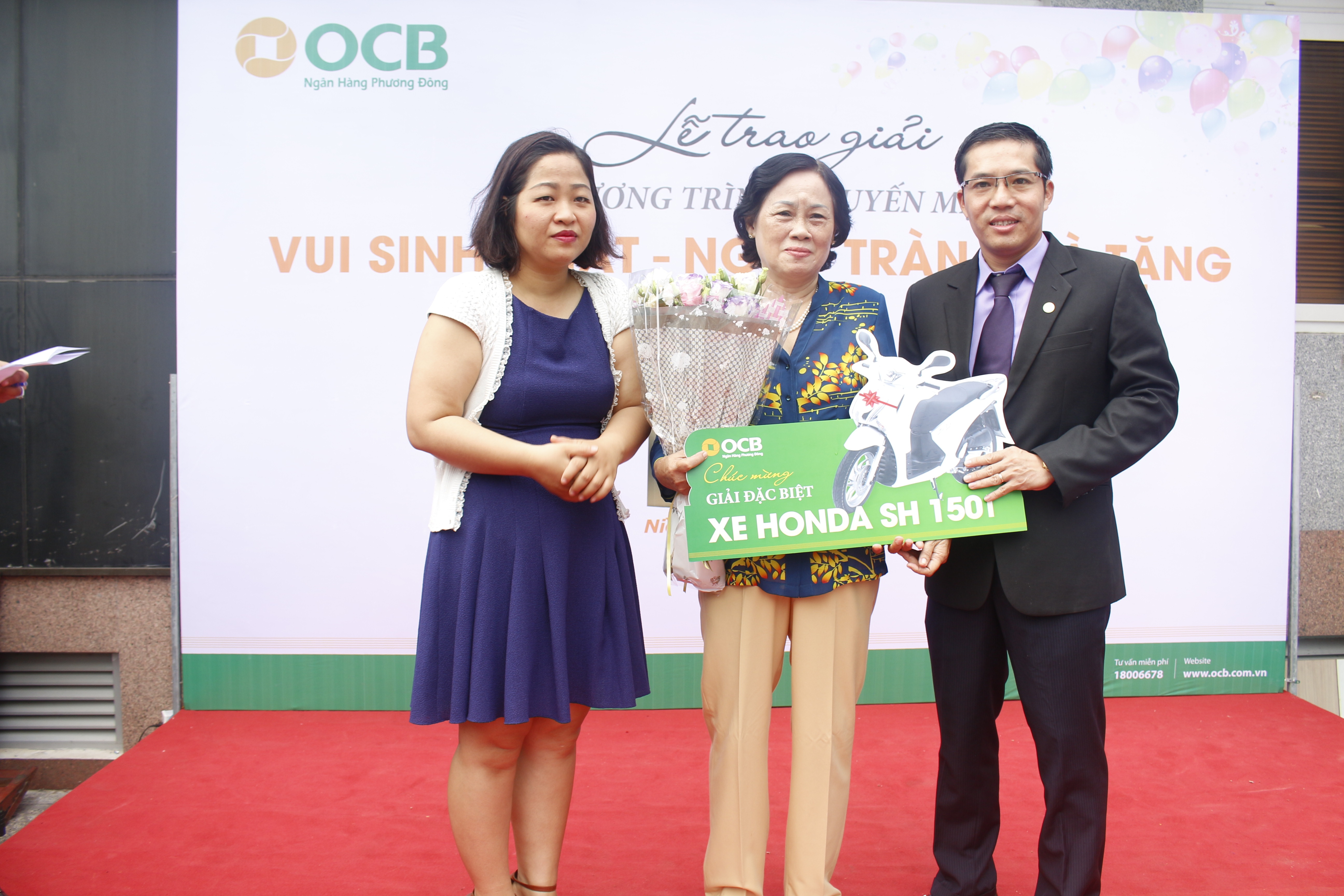 OCB trao thuong 'Vui sinh nhat, ngap tran qua tang' hinh anh