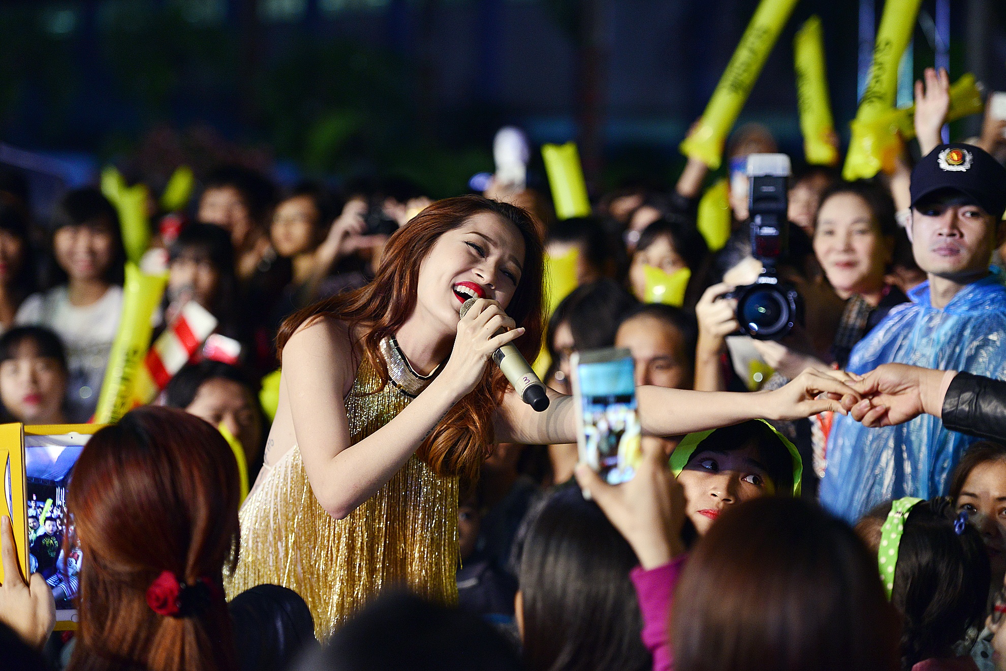 Khán giả Hà Nội danh cho nữ ca sĩ sự cổ vũ nồng nhiệt.