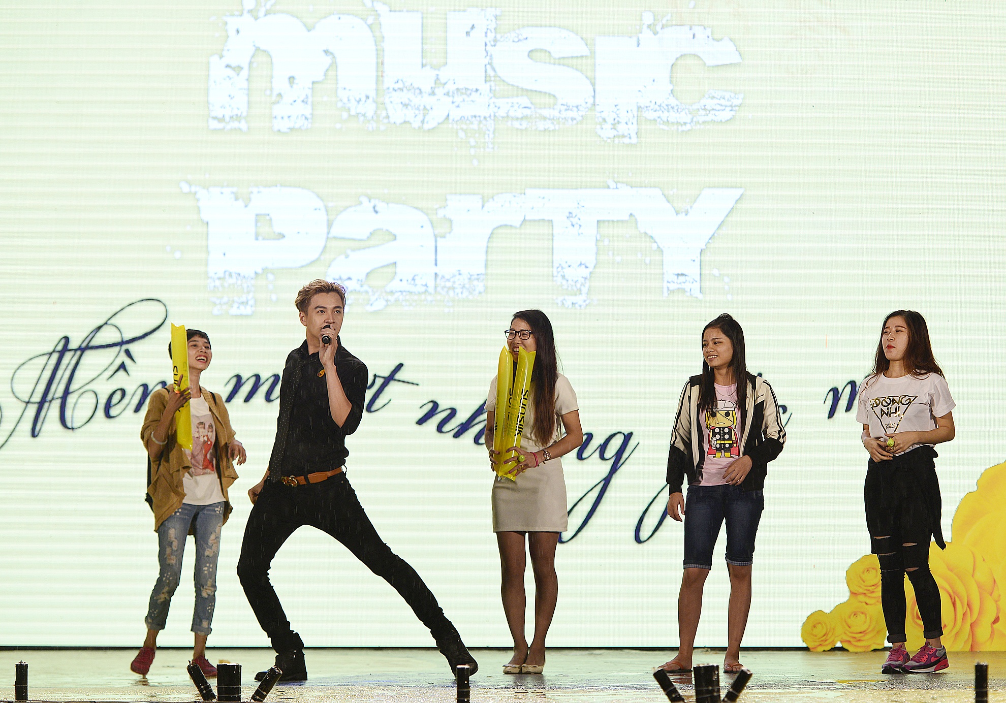 Ngoài vai trò MC, Ngô Kiến Huy mang đến chương trình một tiết mục ảo thuật độc đáo.