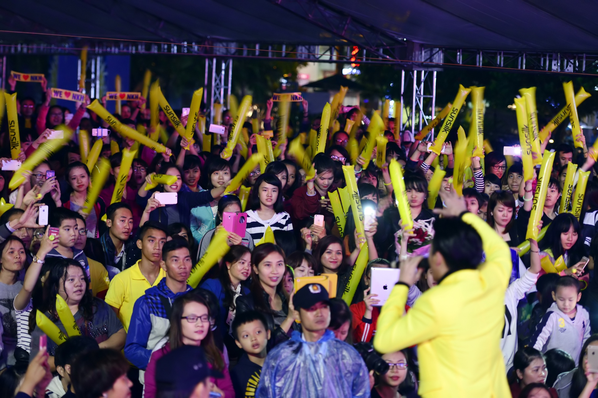 Đặc biệt, liveshow này không bán vé mà dành tặng riêng cho những bạn gái có mái tóc mềm mượt đã chinh phục thử thách tóc của nhãn hàng Sunsilk tổ chức trong “Hành trình đi tìm biểu tượng tóc mềm mượt diệu kỳ” diễn ra trên cả nước thời gian vừa qua.