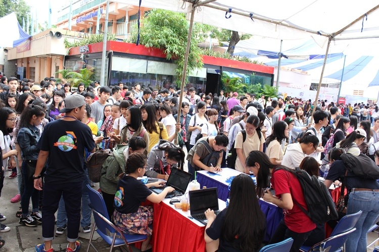 Hàng trăm bạn trẻ đứng xếp hàng từ sáng sớm để vào tham dự Ngày hội English Camp 2015