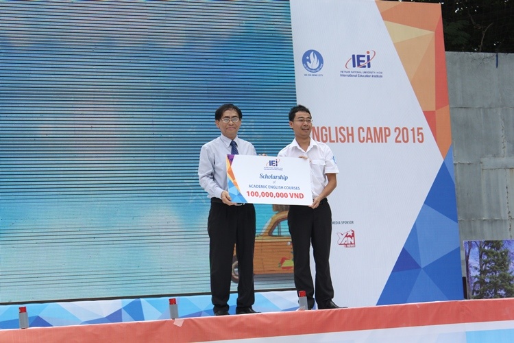 Đại diện IEI, PGS.TS. Nguyễn Hội Nghĩa trao tặng 10 phần học bổng trị giá 100 triệu đồng cho đại diện Trung tâm hổ trợ sinh viên TP HCM.