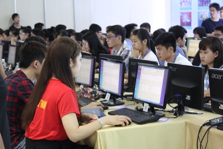 Không khí làm bài nghiêm túc trong khu vực kiểm tra tiếng Anh.