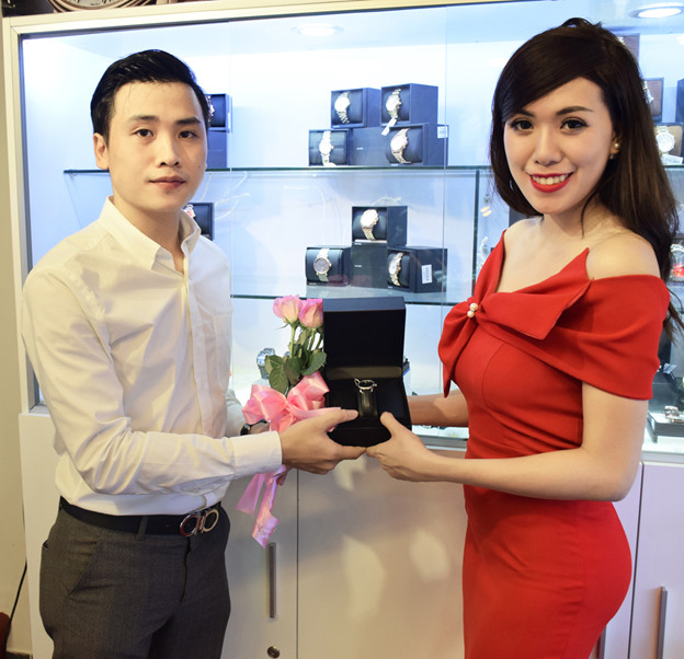 Cô quyết định “tự thưởng” cho mình món quà này sau một thời gian dài bận rộn với công việc kinh doanh. Mai Thỏ tiết lộ cô rất hài lòng khi chọn đồng hồ tại NUY Shop. Lý do đầu tiên là thái độ nhiệt tình, ân cần của nhân viên của cửa hàng khi tư vấn cho bà mẹ một con chiếc đồng hồ phù hợp với cá tính cũng như công việc.