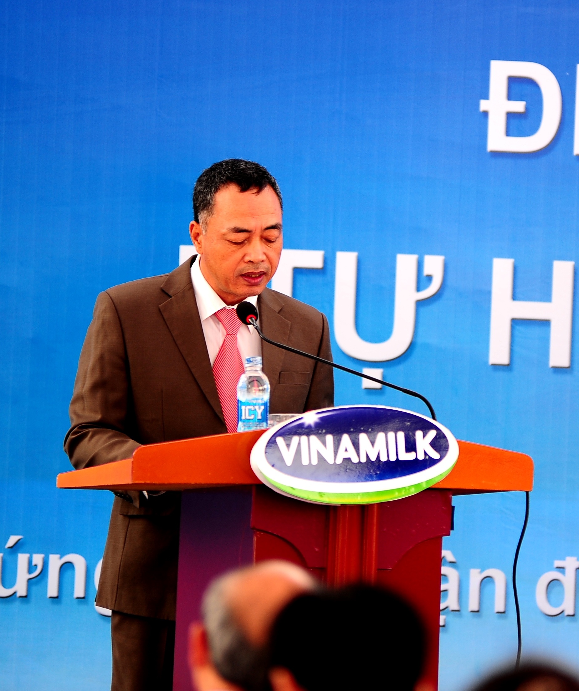 Ông Tạ Minh Phượng - Giám đốc kỹ thuật Nhà máy sữa Vinamilk Nghệ An phát biểu tại buổi lễ. 