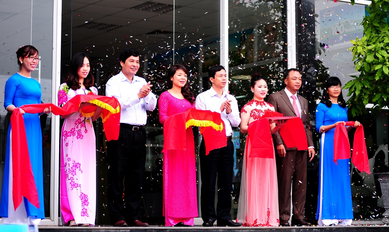 Lễ cắt băng khai trương điểm bán hàng “Tự hào hàng Việt Nam” tại cửa hàng Vinamilk, số 4 Đại lộ Lê Nin, Nghệ An  