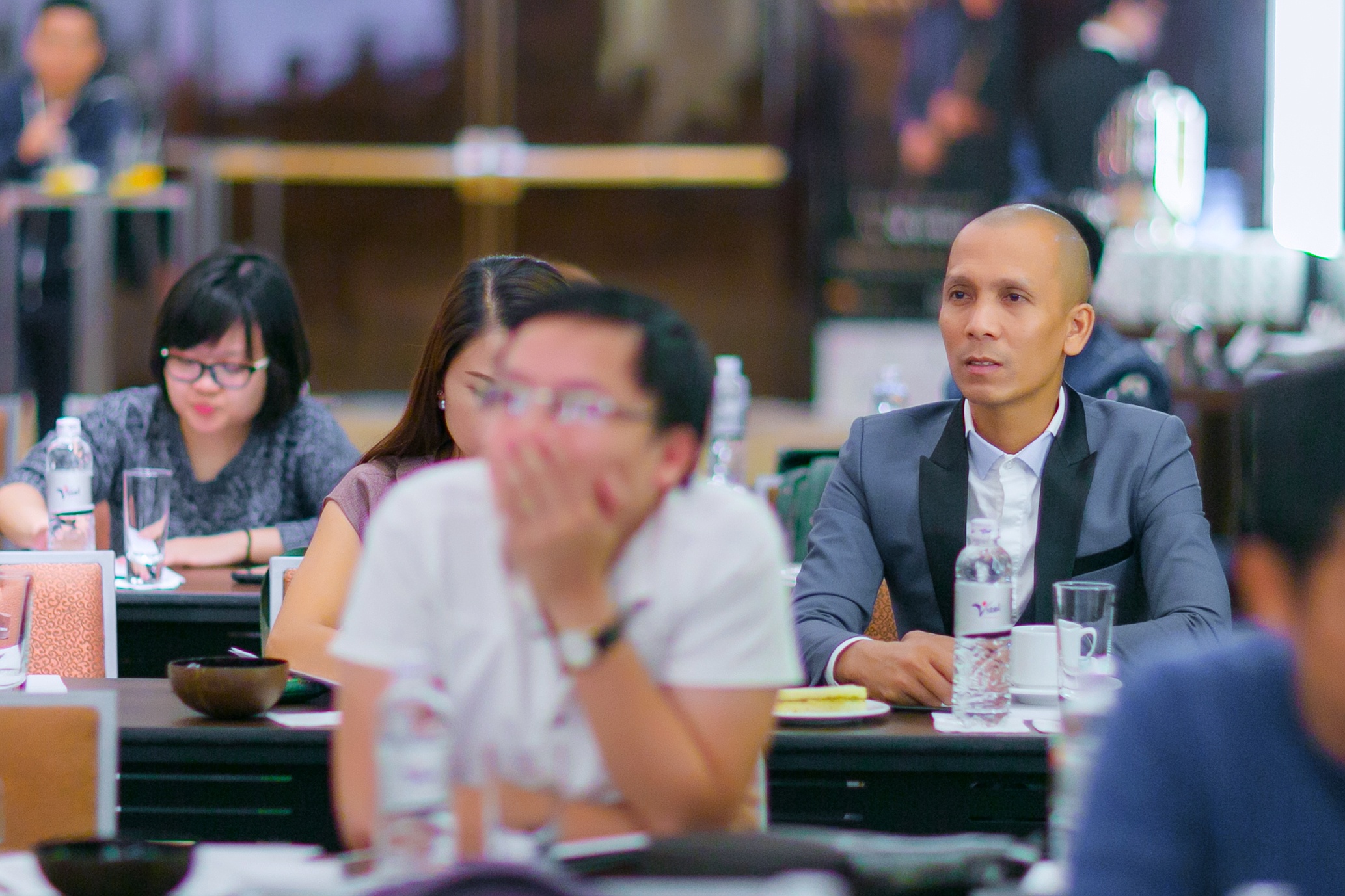 Minh Tam Bui xuat hien trong dem dien cua Kenny-G hinh anh