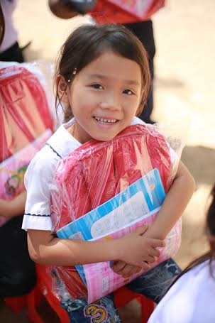 Khuôn mặt rạng rỡ của các em học sinh tiểu học nơi đây khi nhận được những phần quà từ chương trình Canon – Vì thế hệ tương lai