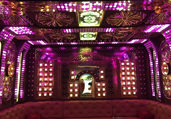 Nơi diễn ra cuộc thi là những phòng hát karaoke lộng lẫy.