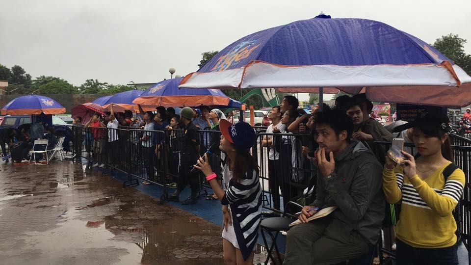 Dù trời mưa nhưng nhiều bạn trẻ vẫn quyết tâm xếp hàng để được chinh phục bức tường Tiger 25m.