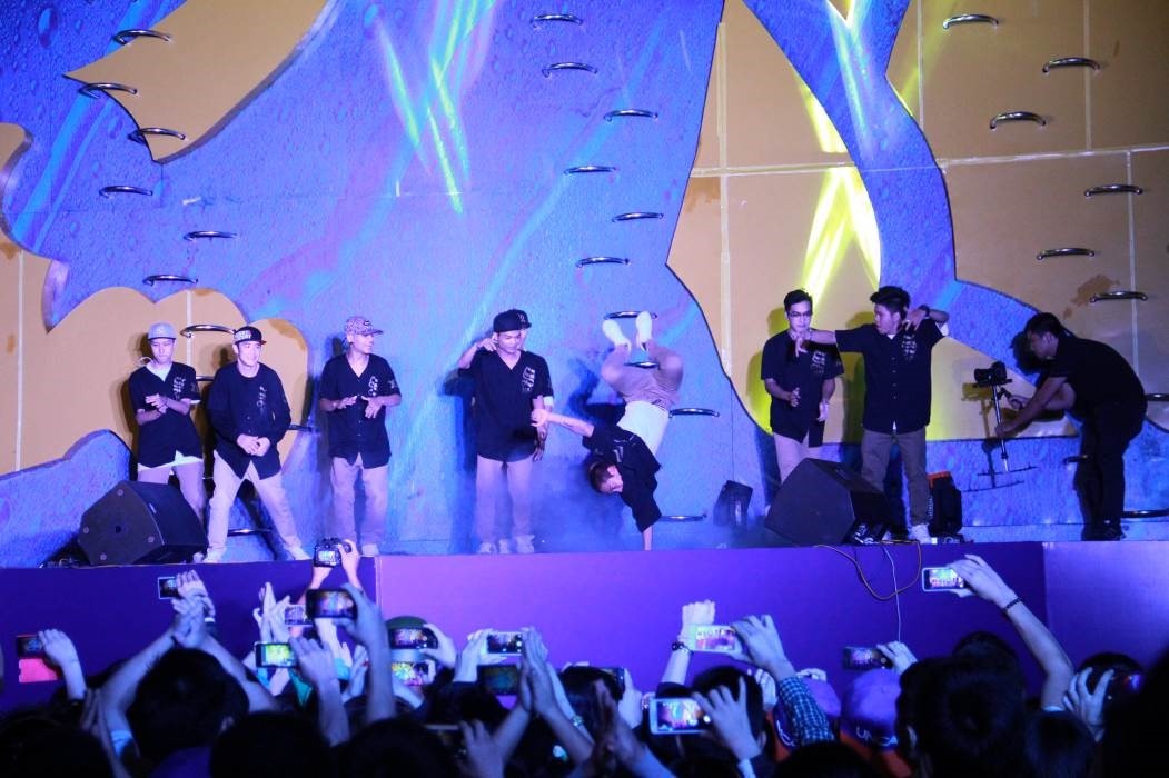 Các nhóm nhảy và ca sĩ đã có những trình diễn