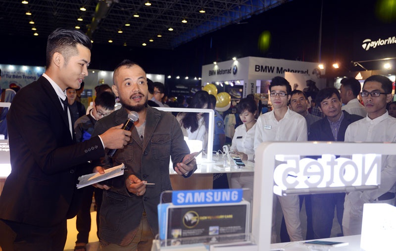 Ngoài tính năng chụp ảnh, rocker còn thích thú với khả năng vẽ với bút S Pen của Galaxy Note 5.