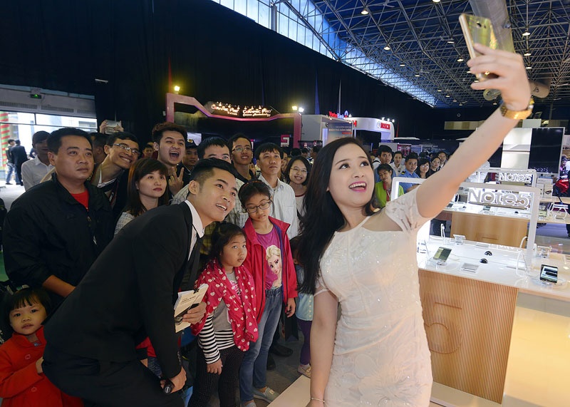 'Soi' tu the chup anh selfie cua dan sao Vbiz hinh anh