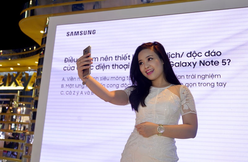 Ca sĩ trẻ tạo dáng để có một bức ảnh ưng ý chia sẻ với bạn bè trên mạng xã hội.