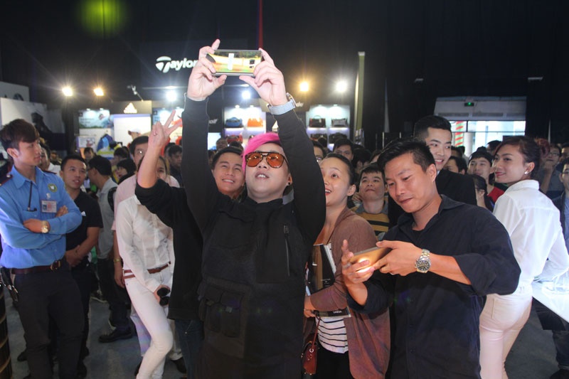 Khán giả hưởng ứng nồng nhiệt màn chụp ảnh tự sướng của Trung Quân Idol. Điều kiện ánh sáng yếu và không gian rộng không thể ngăn máy tạo ra những hình ảnh ấn tượng nhờ độ mở ống kính lên tới f/1.9.