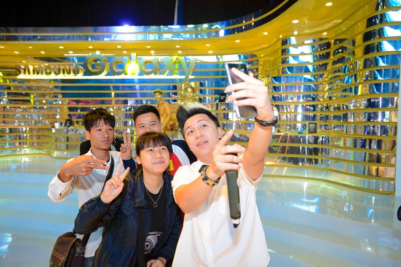 Minh Vương thân thiện chụp ảnh cùng fan trong hậu trường.