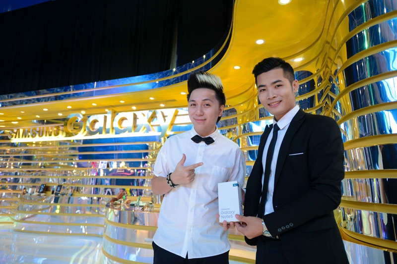 Nam ca sĩ gây ấn tượng với mái tóc nhuộm màu độc lạ.