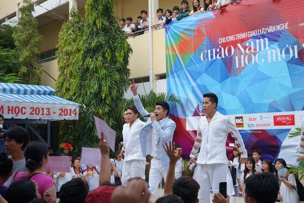 Toc Tien, Noo Phuoc Thinh chay het minh voi khan gia teen hinh anh