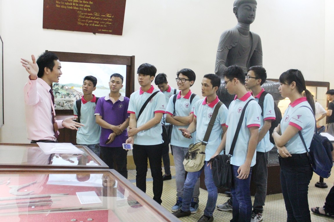 Mặc dù được tự do dịch chuyển lao động nhưng rào cản ngôn ngữ tại nước đang dịch chuyển khiến cho hướng dẫn viên gặp khó khăn.