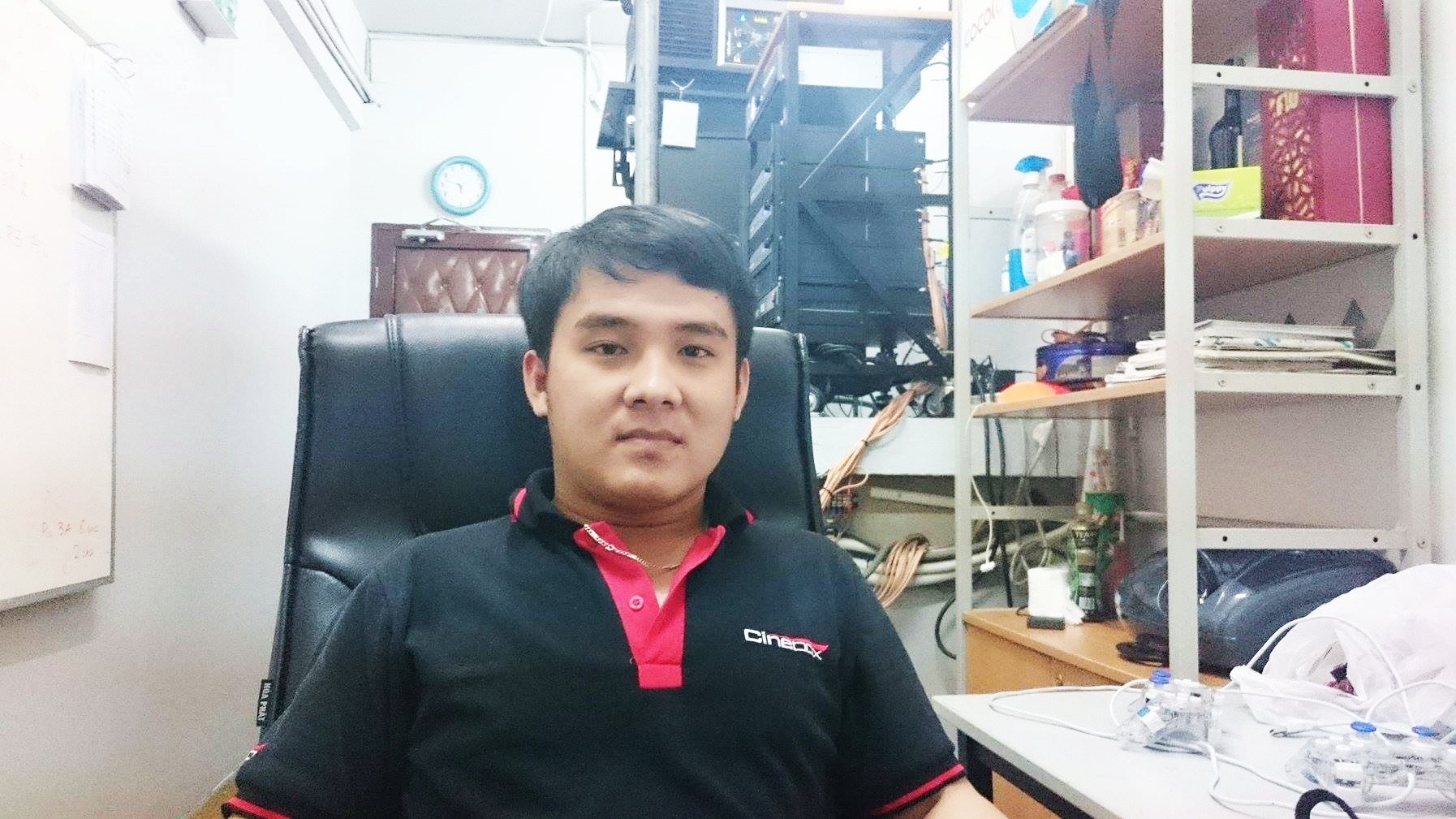 Hà Giang Sang luôn phải ăn ngủ với hệ thống server của rạp chiếu bóng.