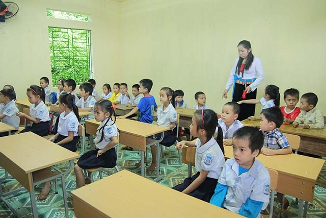 Học sinh xã Tuân Đạo trong phòng học mới.