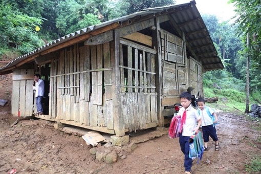 Lớp học cũ của các em tưởng như có thể sụp bất cứ lúc nào nếu khi mưa to gió lớn.