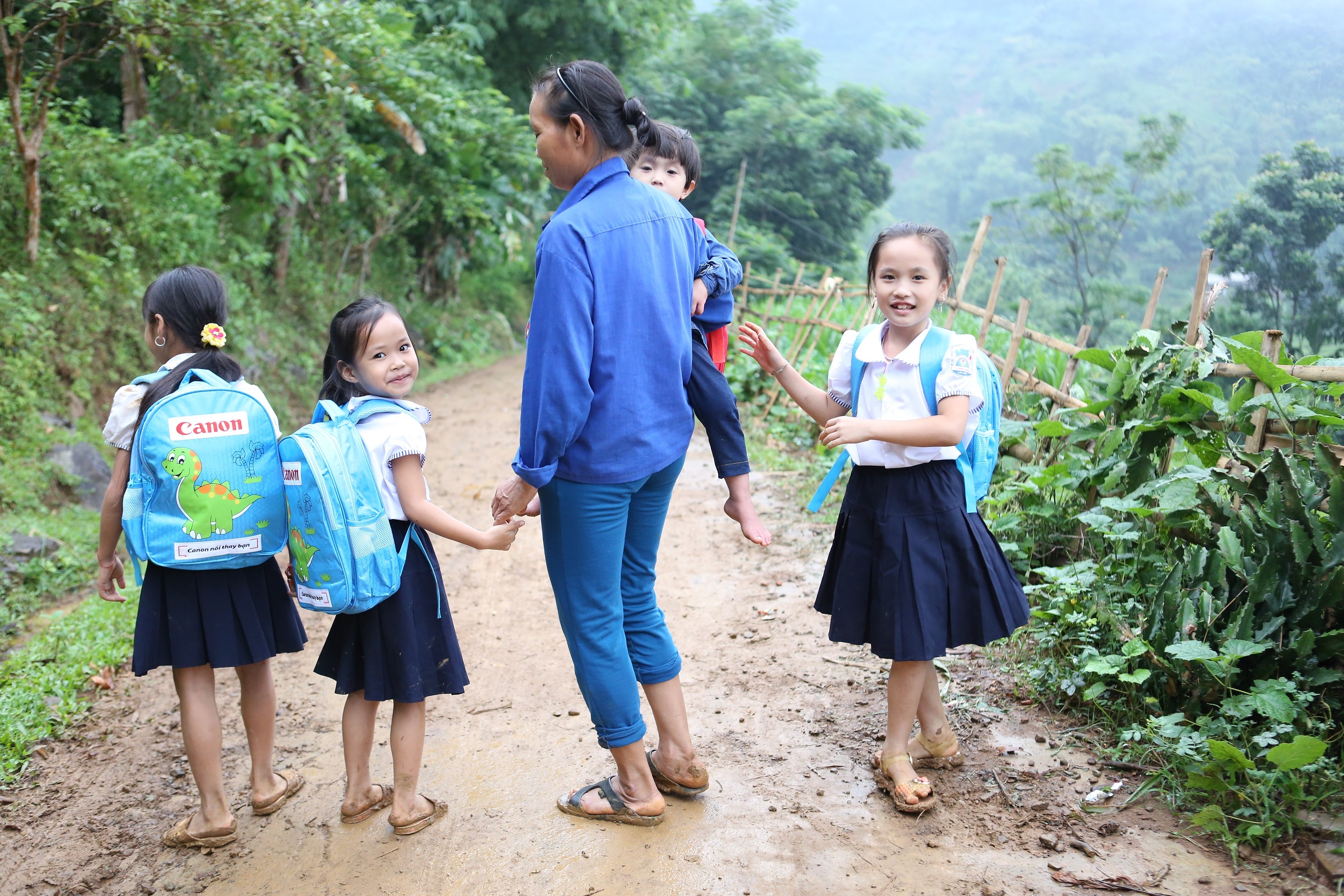 Ngay khai giang muon cua hoc sinh ngheo vung nui hinh anh