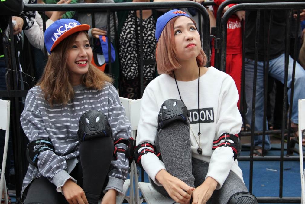 MIN tỏ ra khá lo lắng khi nhìn bức tường cao sừng sững trước mặt.