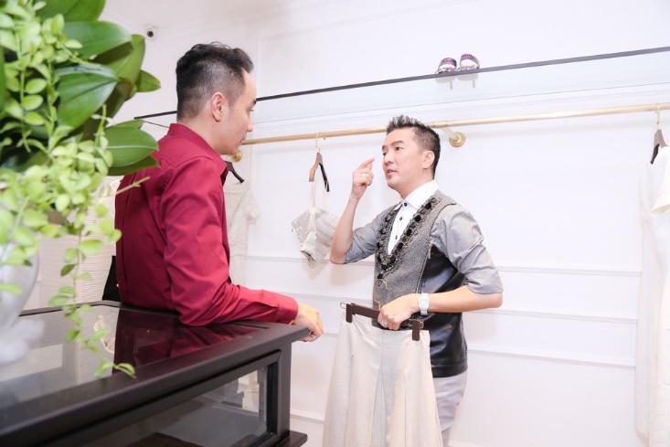 Bên cạnh dòng sản phẩm dành cho phái đẹp, NTK Lâm Thuận còn có những mẫu thiết kế dành cho quý ông. Đàm Vĩnh Hưng đã lựa chọn được nhiều món đồ ưng ý tại cửa hàng.