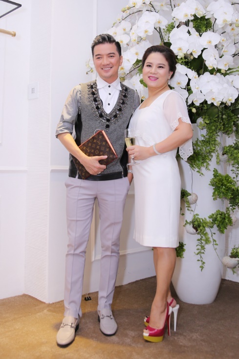 Nam ca sĩ chụp ảnh cùng mẹ của nữ diễn viên Ngọc Thanh Tâm.