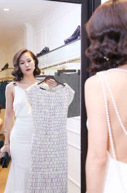 Cô tự tin khoe trọn lưng trần gợi cảm khi mặc một chiếc váy của NTK Lâm Thuận.