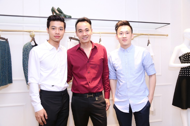 Dương Triệu Vũ đến sự kiện cùng một người bạn. Độc giả yêu thời trang có thể tham khảo các mẫu thiết kế mới nhất của Lâm Thuận tại 203 Lý Tự Trọng, phường Bến Thành, quận 1, TP HCM hoặc truy cập facebook của cửa hàng (add link: https://www.facebook.com/LAMTHUAN.GC)