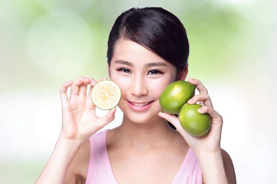 Chanh tươi giúp bạn gái trị mụn bọc hiệu quả.